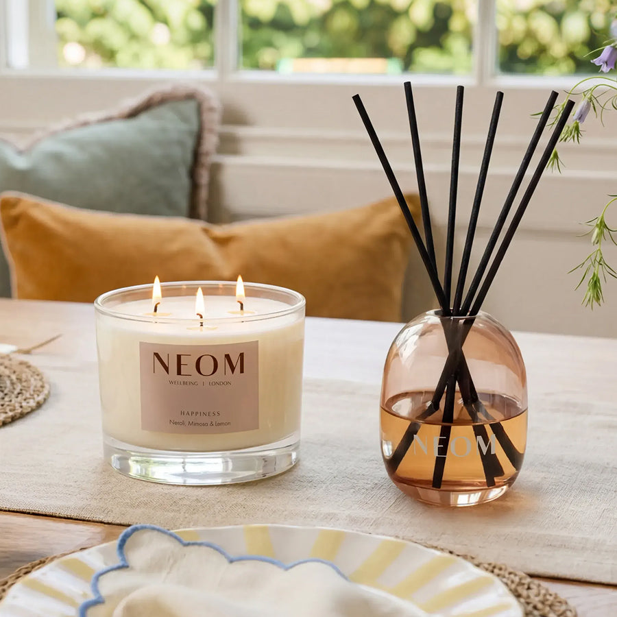 パキスタンクリームWith New Fragrance3個セット Happiness Scented Candle (3 Wicks) | NEOM Organics US